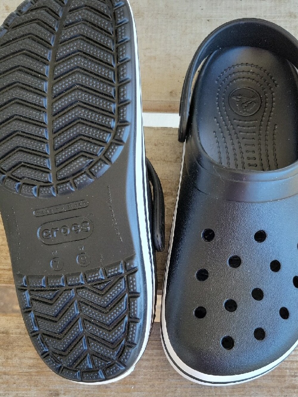 CROCS  Black Clog with White Trim Size 9 Womans Size 7 Mens - Picture 4 of 9